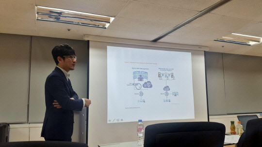 김덕수 펜타시큐리티 전무가 지난 13일 서울 여의도동 본사에서 열린 회사 기자간담회에서 MS 클라우드 플랫폼 애저에서 클라우드 보안을 설명하고 있다. /사진=이경탁 기자